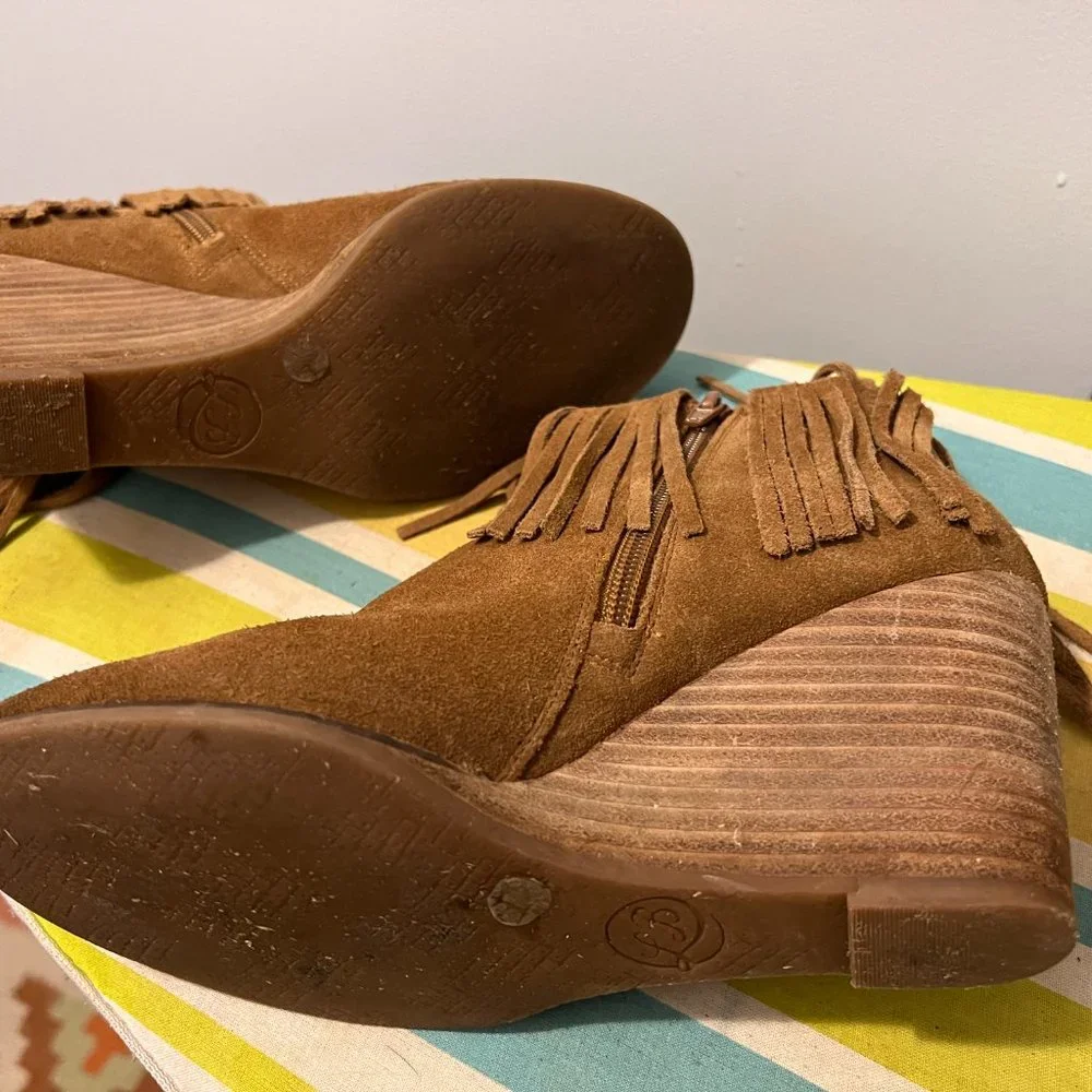 Lucky Brand tan fringed size 7 boots